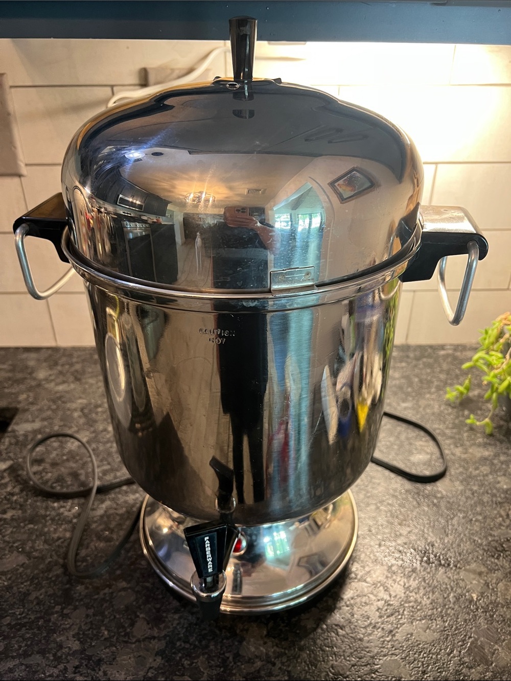 The BIG BOY VINTAGE FARBERWARE 18-55 cup electric coffee urn. In exc like new